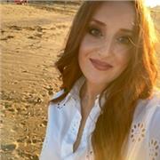 Refuerzos y ayuda adaptada para los más pequeños, creando un ambiente cercano y divertido.